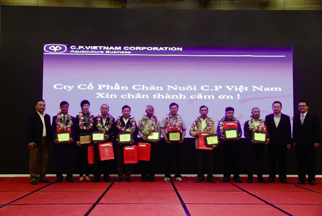 Ông Adisak Torsakul, Phó TGĐ Điều hành tặng kỷ niệm chương cho những khách hàng có đóng góp tích cực cho hoạt động của Công ty